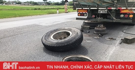 2 ôtô gặp nạn khi xe đầu kéo rơi lốp lúc đang chạy trên quốc lộ ở Hà Tĩnh