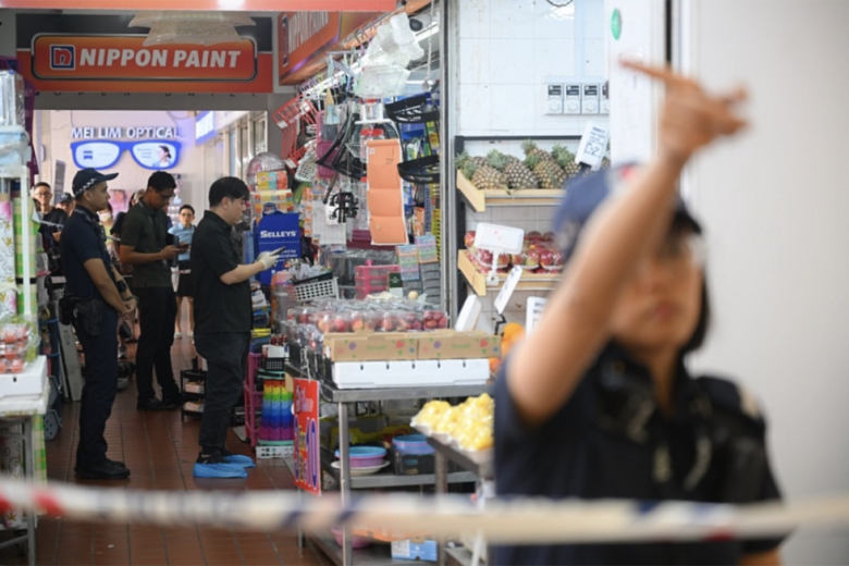 La police de Singapour perquisitionne le magasin où un citoyen vietnamien a été assassiné le 10 décembre. Photo : The Strait Times