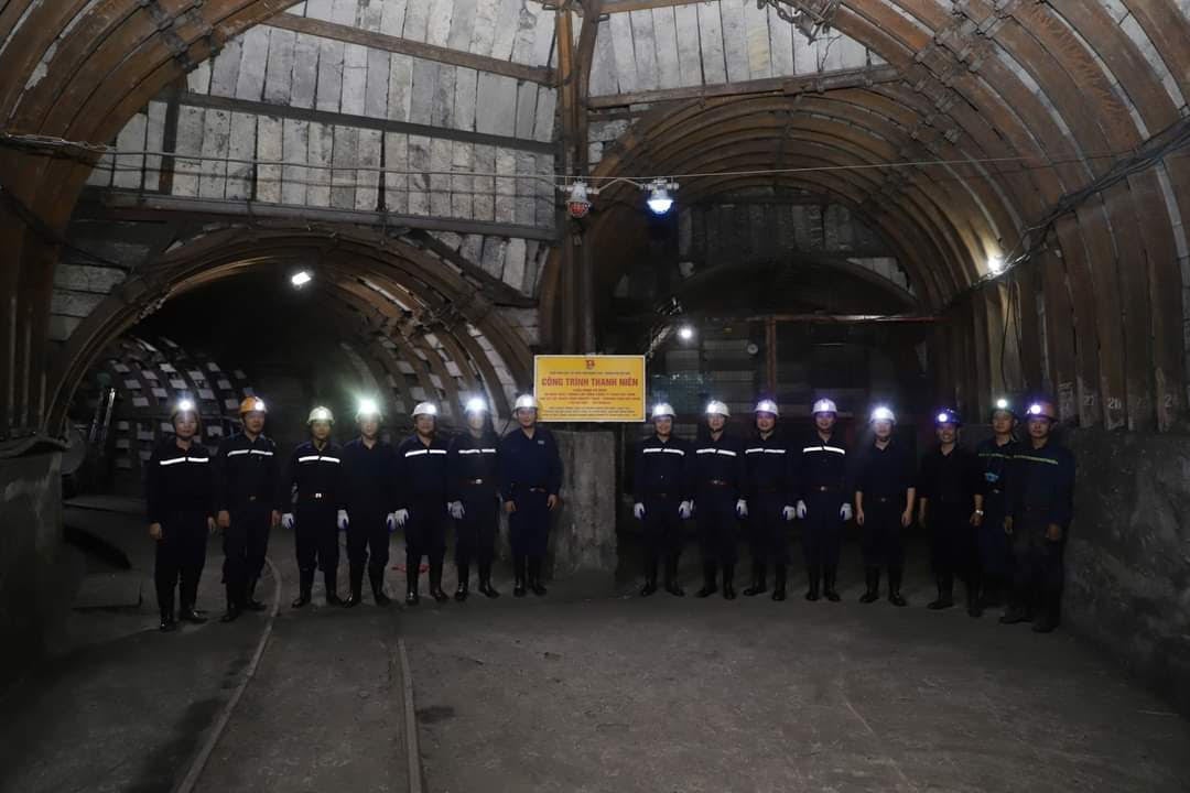 Placing a signboard of the youth project to celebrate the 30th anniversary of the establishment of Vietnam National Coal and Mineral Industries Group, now Vietnam National Coal - Mineral Industries Group 10/10 (1994 -2024)