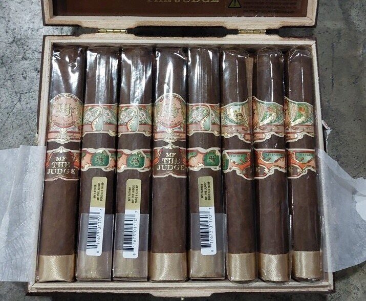Ho Chi Minh City: Temporarily seized a shipment of nearly 7,000 cigars and many bottles of foreign wine - 2