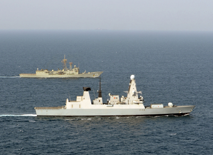 Tàu chiến HMS Diamond (trước) trên biển hồi tháng 7/2012. Ảnh: AFP