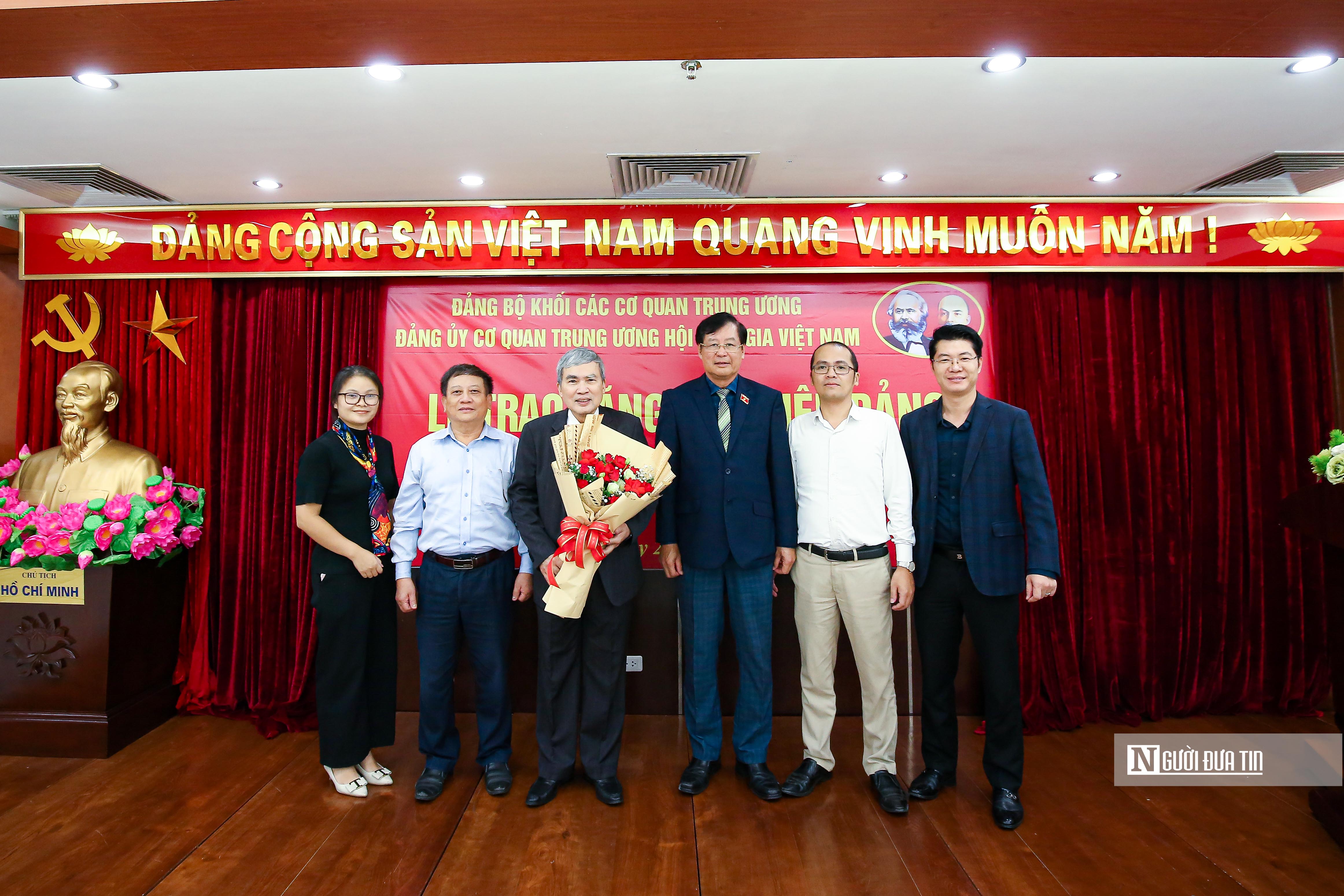 Highlights - Vietnam Lawyers Association awards Party badges to outstanding Party members (Photo 10).