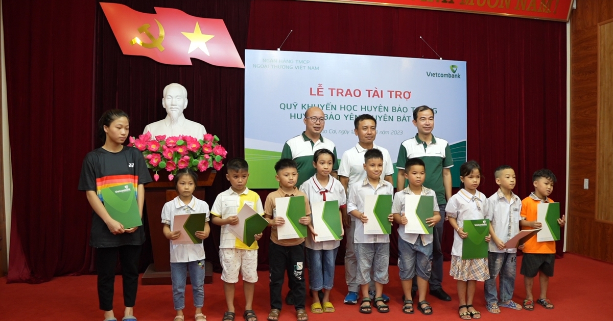 Awarding 300 million VND to sponsor the scholarship fund for 3 districts: Bao Thang, Bao Yen, Bat Xat