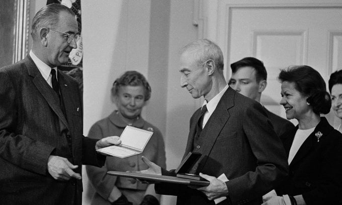 2 декабря 1963 года бывший президент США Линдон Б. Джонсон наградил Дж. Роберта Оппенгеймера премией Энрико Ферми. Фото: АП