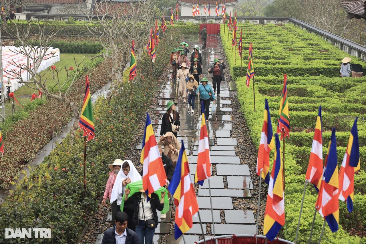 Người dân đội mưa gió chống gậy, vịn lan can lên chùa Đồng Yên Tử - 9