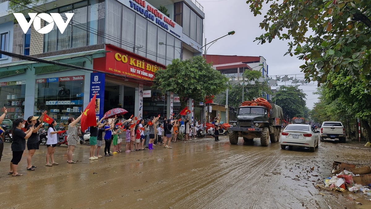 nguoi dan vung lu yen bai bin rin chia tay bo doi hinh anh 6