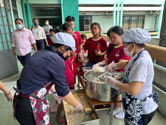 School invites parents to the kitchen to check and eat with their children photo 6