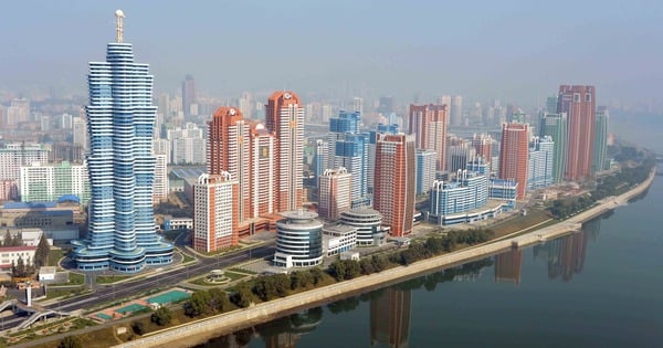 위에서 본 평양의 현대 건축물과 고층 빌딩의 파노라마 전망