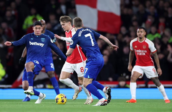 Odegaardi đi bóng qua hai cầu thủ West Ham Edson Alvarez và James Ward-Prowse trong trận Arsenal thua West Ham 0-2 trên sân nhà Emirates ở vòng 19 Ngoại hạng Anh ngày 28/12. Ảnh: Reuters