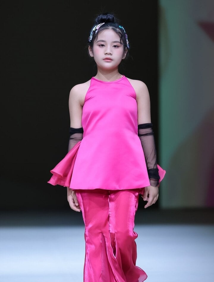 Vor Kurzem traten zehn vietnamesische Kindermodels bei der Shanghai Fashion Week AW24 KIDSWEAR auf. Die Kindermodels präsentierten vier Modekollektionen mit den Namen: 12 Seasons of Flowers – Flower Fairies, Mademoiselle A Dao – Mademoiselle A Dao, Muse Collection, Da Dam Collection 2024.