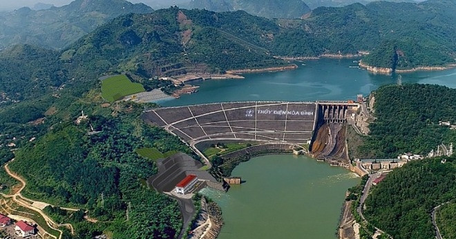 Schließen Sie alle unteren Entladetore des Hoa Binh-Wasserkraftreservoirs.