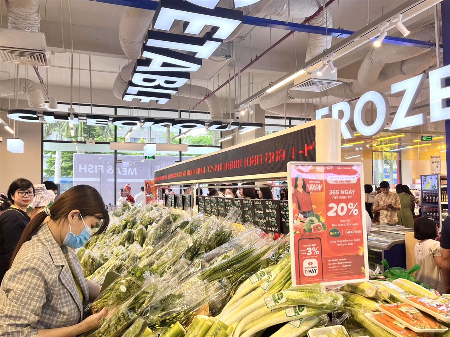 Khách hàng mua sắm rau củ tại siêu thị WinMart