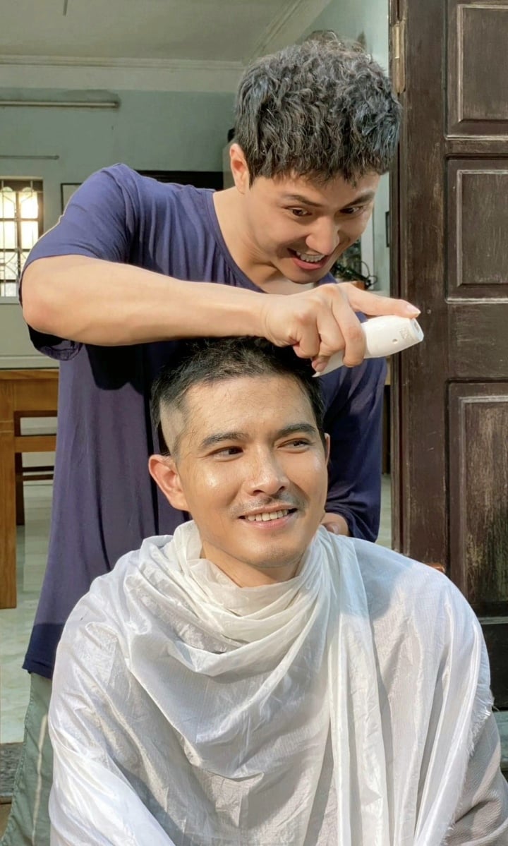 Behind the scenes of the scene, Thanh Son enjoyed shaving Quang Su's hair.