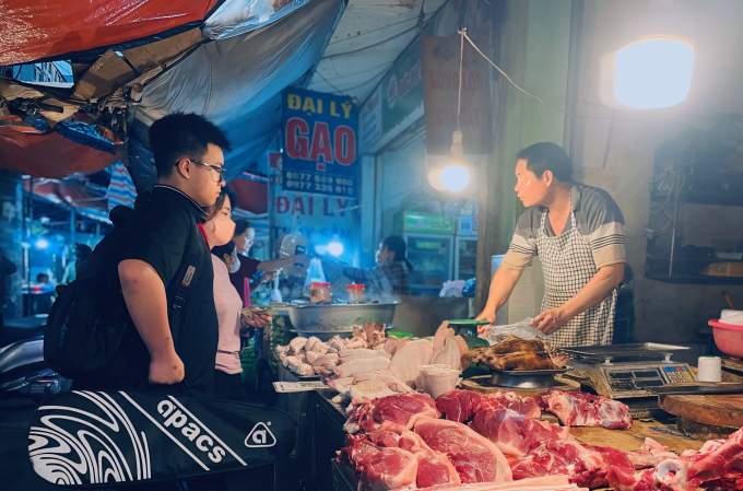 Am Nachmittag des 6. März kaufen Menschen Lebensmittel auf einem traditionellen Markt in Co Nhue, Bac Tu Liem, Hanoi. Foto: Phan Duong