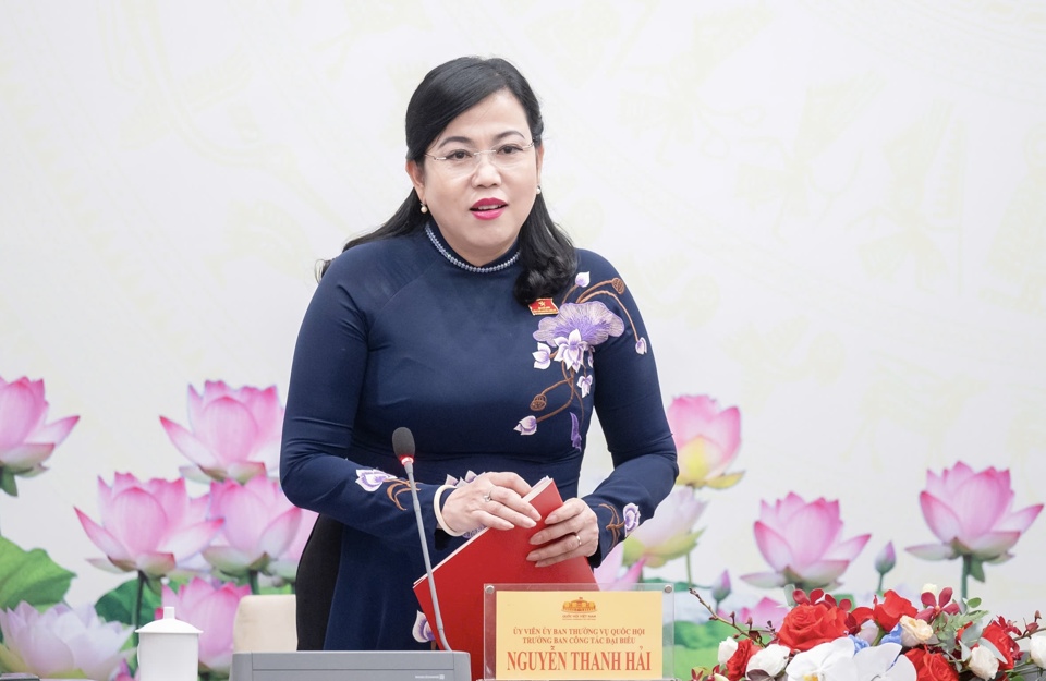 ប្រធានគណៈកម្មាធិការកិច្ចការគណៈប្រតិភូនៃគណៈកម្មាធិការអចិន្ត្រៃយ៍រដ្ឋសភា លោក Nguyen Thanh Hai ថ្លែងមតិក្នុងសន្និសីទកាសែត។ រូបថត៖ ផាម ថង