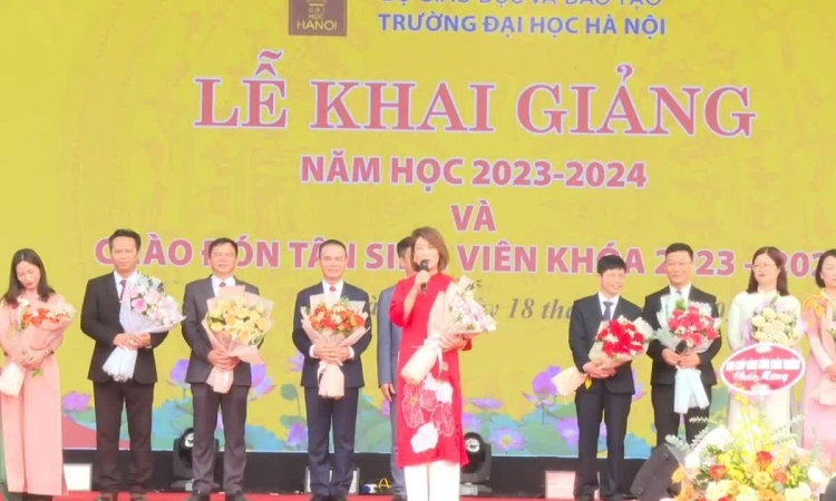 Les enseignants de l'Université de Hanoi accueillent les nouveaux étudiants en 13 langues