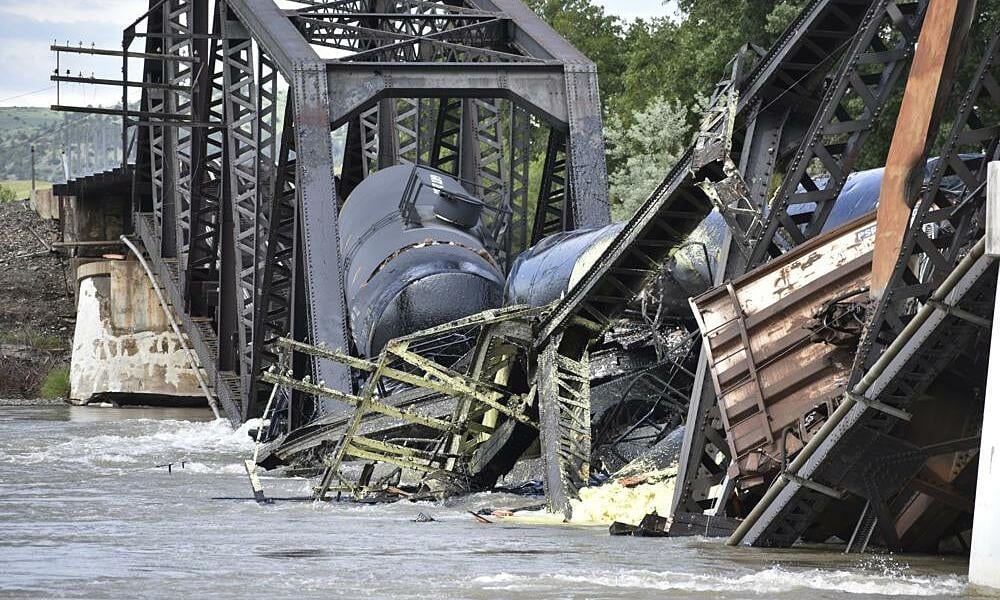 Se derrumba un puente en EE.UU. y un petrolero químico se hunde en un río