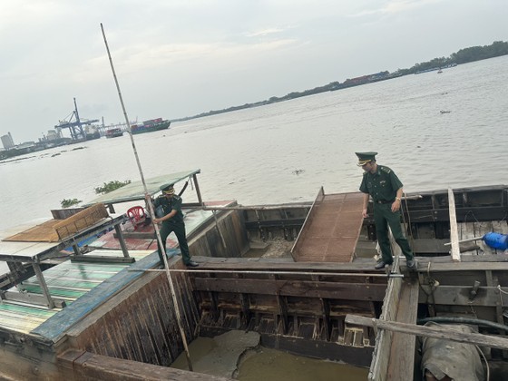 ឆ្មាំព្រំដែន ហូជីមិញ ចាប់ទូកដឹកខ្សាច់ខុសច្បាប់