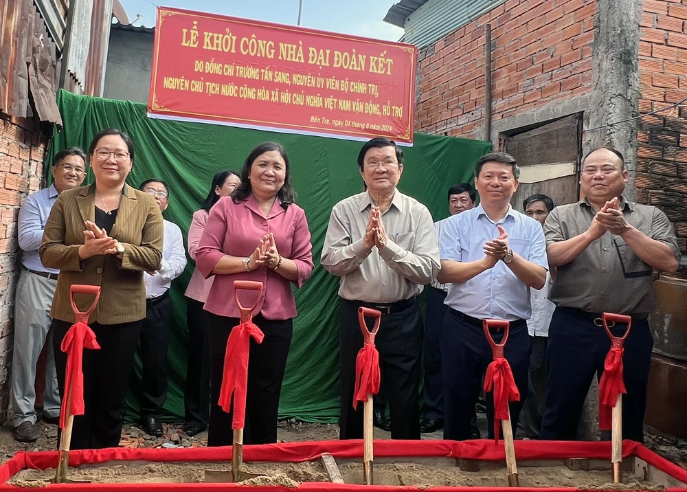 Der ehemalige Präsident Truong Tan Sang nahm an der Grundsteinlegung des Great Unity House in Ben Tre teil.