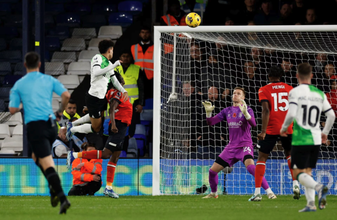 Diaz bật cao đánh đầu, giúp Liverpool giành một điểm nhọc nhằn trên sân Luton. Ảnh: Reuters