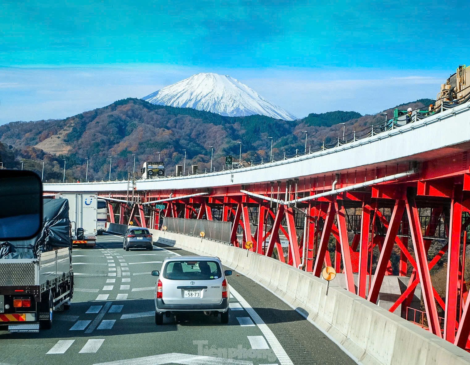 富士山麓の白鳥の湖の景色を鑑賞する写真12