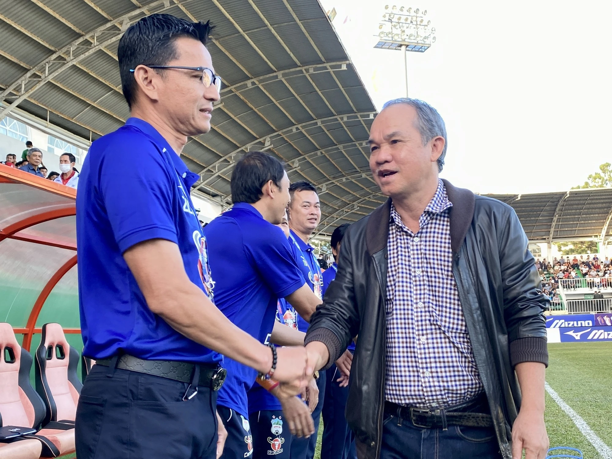 Kiatisak bắt tay bầu Đức trước khi HAGL đá trận ra quân V-League 2023