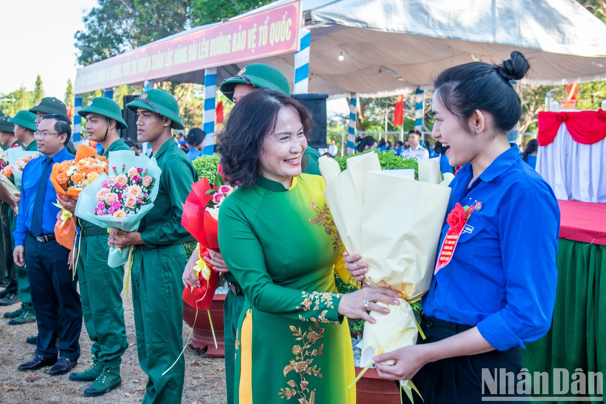 [Ảnh] Xúc động khoảnh khắc thanh niên Đồng Nai lên đường nhập ngũ ảnh 4