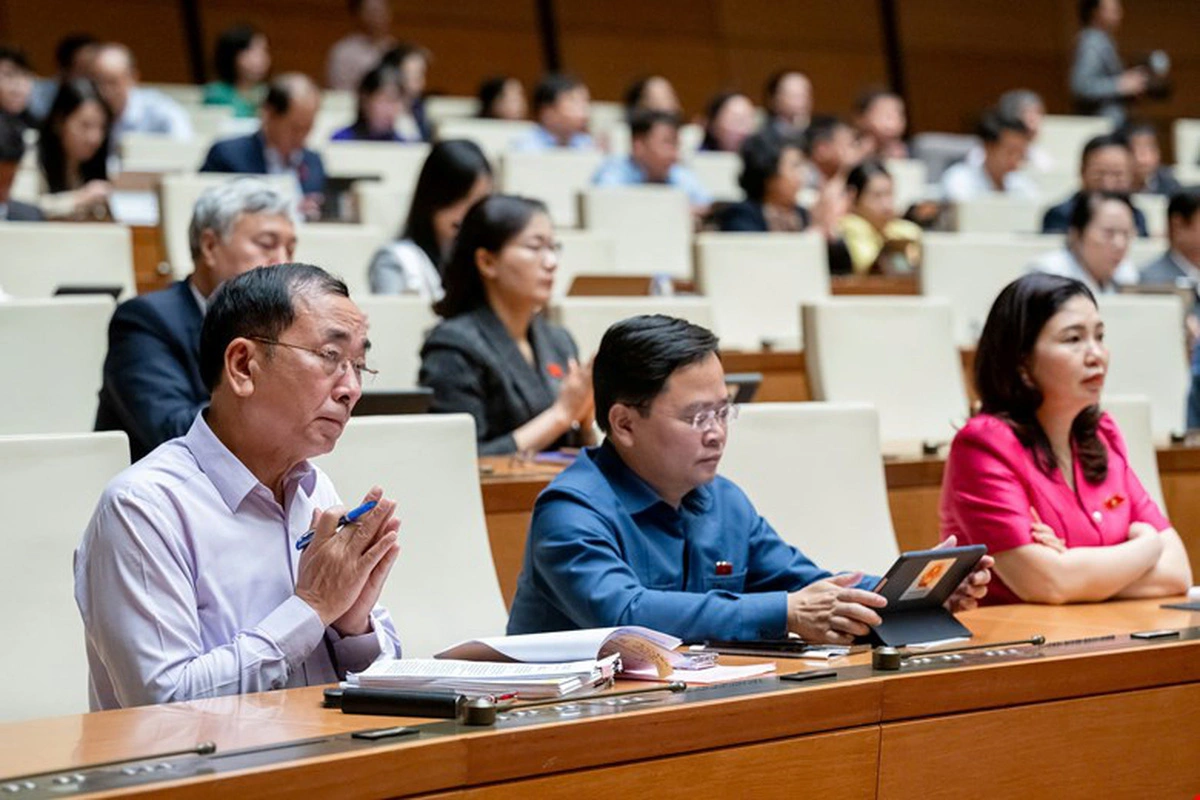 국회는 국회 및 인민위원회의 감독 활동에 관한 법률의 일부 조항을 개정 및 보충하는 법률을 논의했습니다.