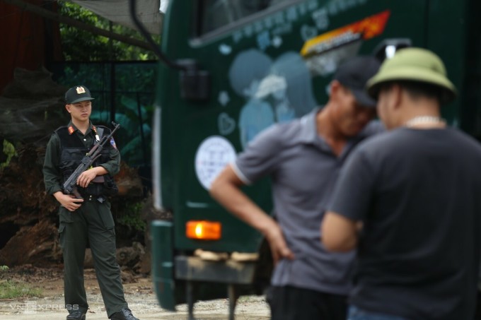 Armed police check traffic violations in Hoa Binh. Photo: Gia Chinh