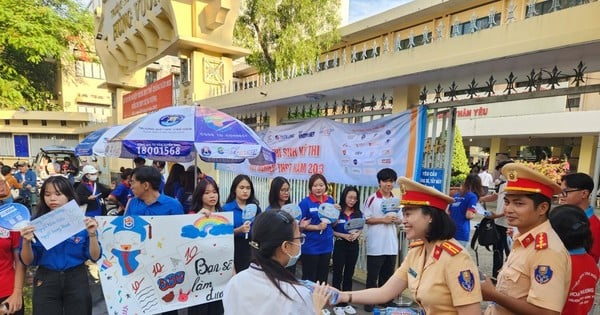 Ho Chi Minh City adjusts traffic light duration to serve the transportation of exam papers and high school graduation exams