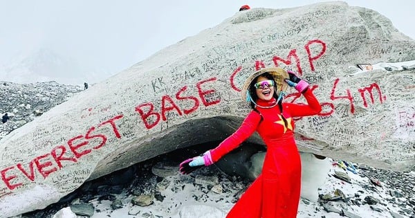 Une jeune fille vietnamienne en Ao Dai conquiert l'Everest, la plus haute montagne du monde