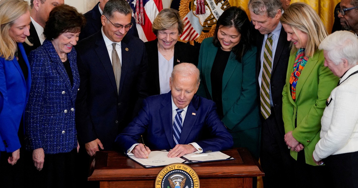 Ông Biden ra quyết định gây khó cho ông Trump trước ngày mãn nhiệm