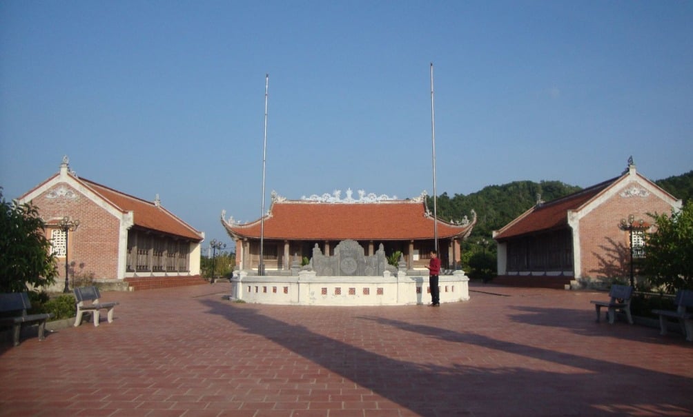 Nghè thờ Trần Khánh Dư, xã Quan Lạn, huyện Vân Đồn.