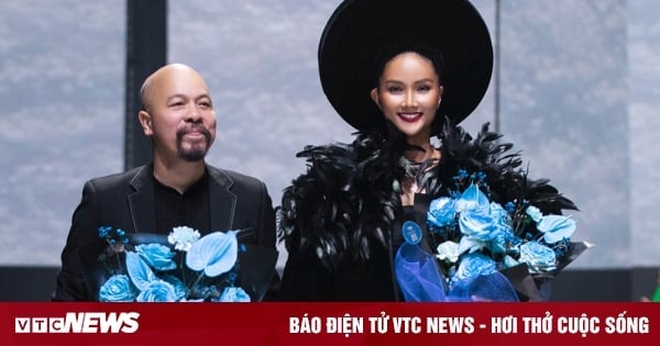 Miss H'Hen Niê hat eine Vedette für die Show des Designers Duc Hung angefertigt