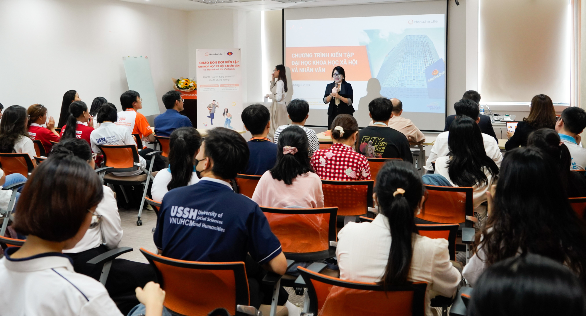 Hanwha Life Vietnam actively improves financial knowledge for young people image 1