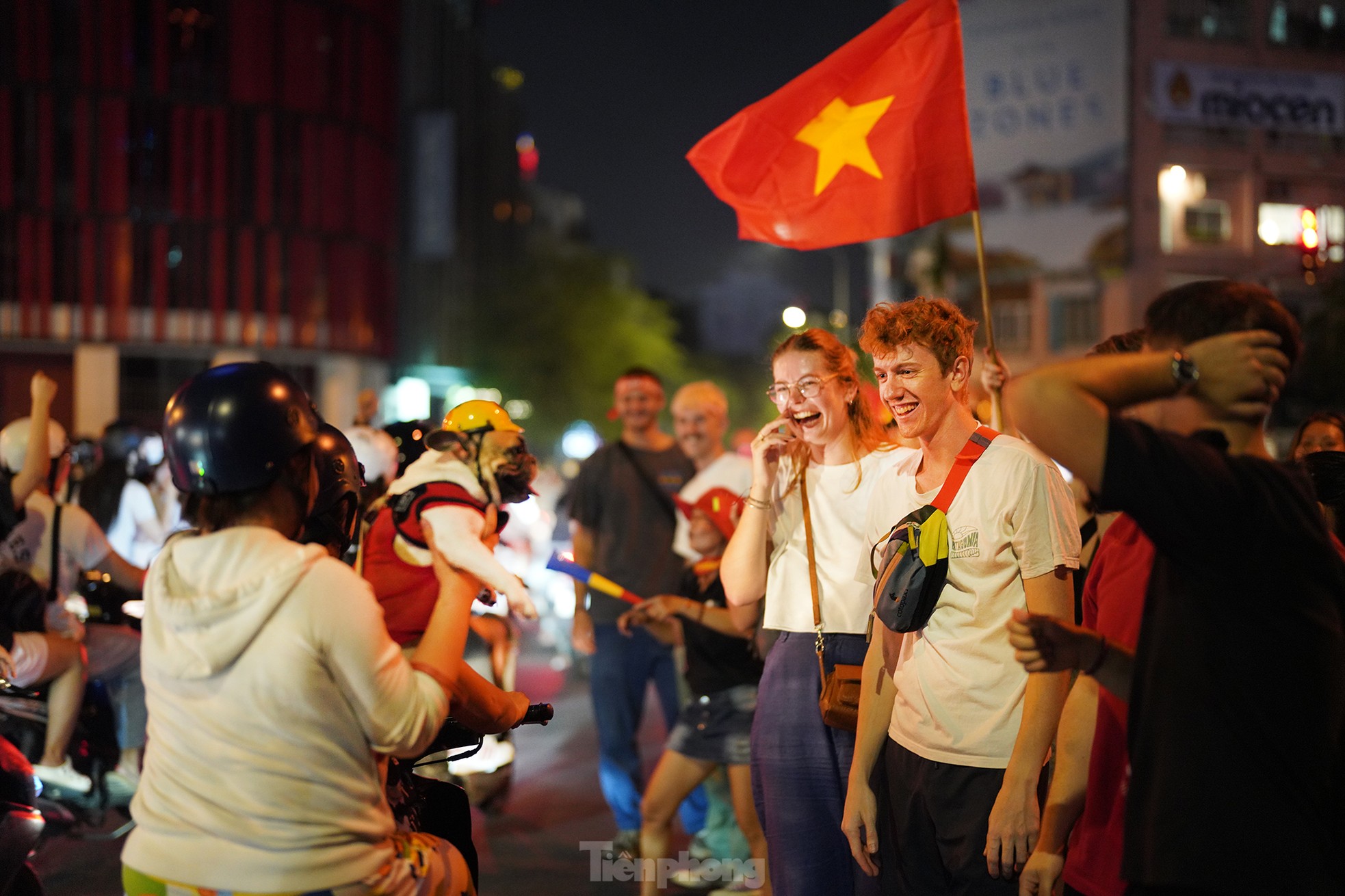 Ho Chi Minh City fans dye Ben Thanh market and central streets red photo 4