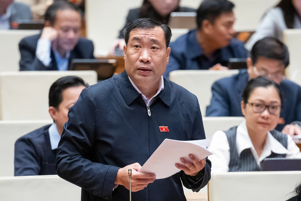 El delegado de la Asamblea Nacional, Thach Phuoc Binh (delegación de la Asamblea Nacional de la provincia de Tra Vinh), propuso definir claramente la responsabilidad de manejar las violaciones de las agencias que demoran, evitan o no implementan las recomendaciones de supervisión. Foto: Asamblea Nacional.vn