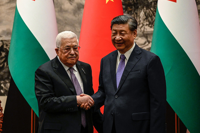 Le président chinois Xi Jinping (à droite) serre la main du président palestinien Mahmoud Abbas au Grand Palais du Peuple à Pékin, le 14 juin. Photo : AFP