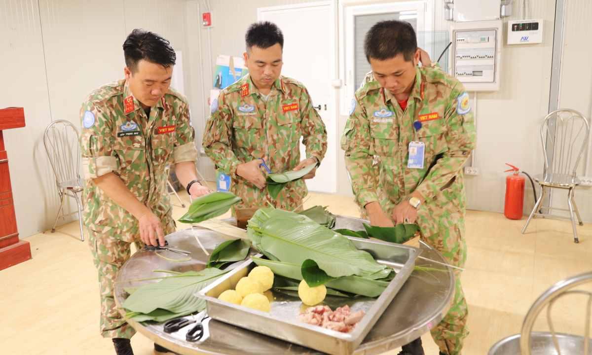 ベトナム兵がアフリカでテトを祝うためバインチュンを包む