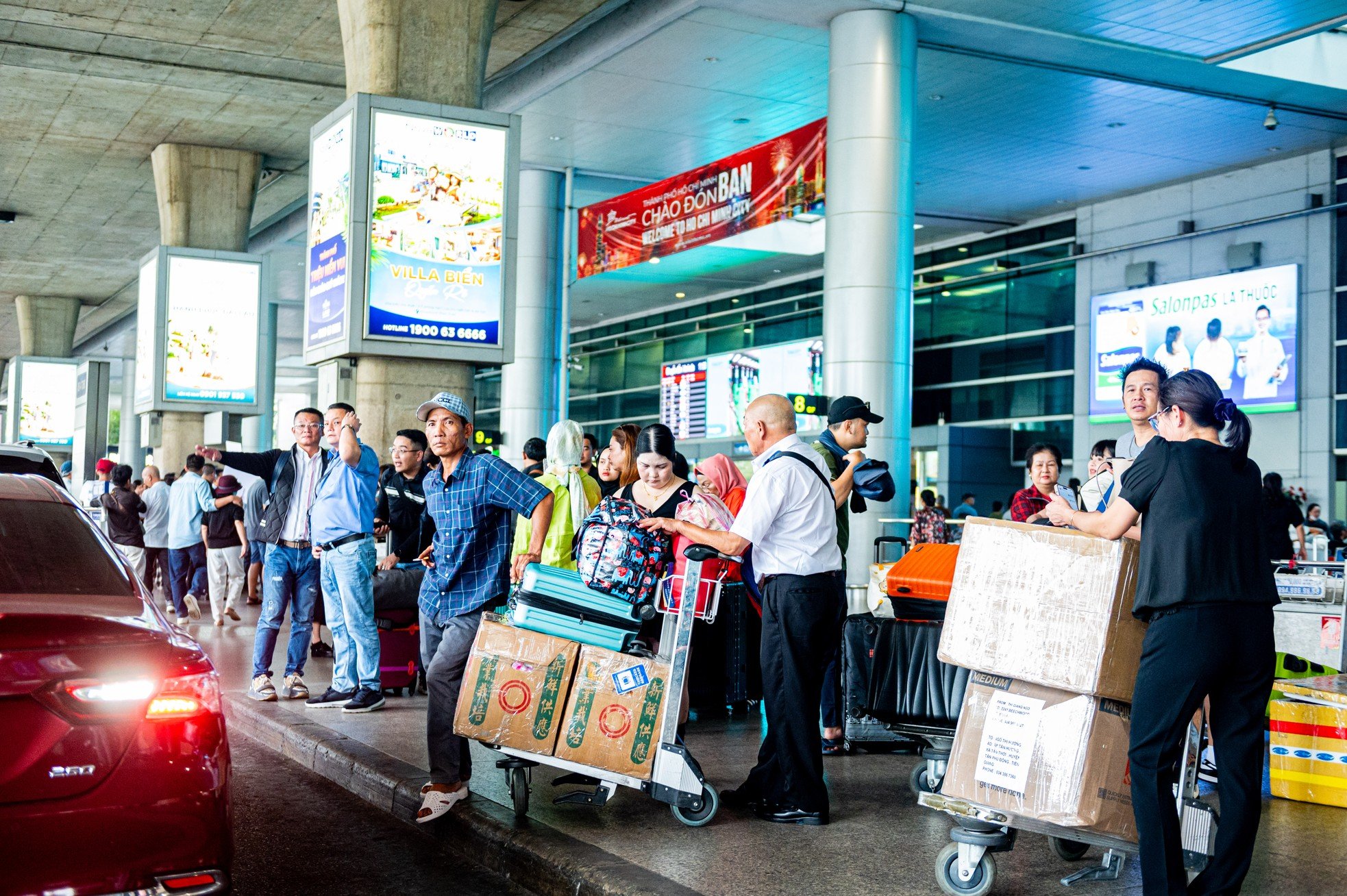 Sân bay Tân Sơn Nhất vào cao điểm đón lượng khách 'khủng' dịp Tết ảnh 16