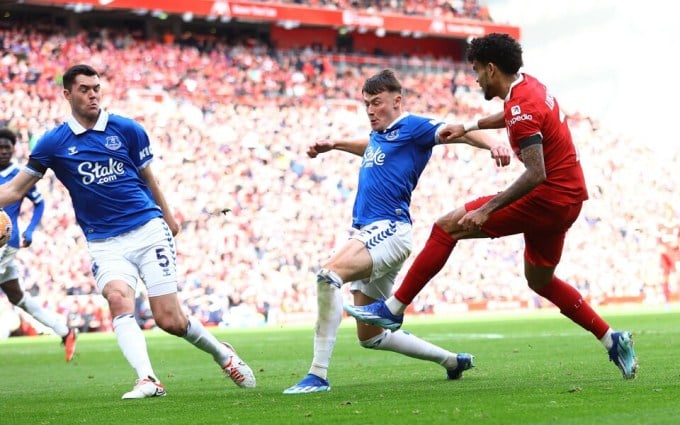 Diaz a centré le ballon dans la main de Keane, offrant un penalty à Liverpool. Photo : Reuters