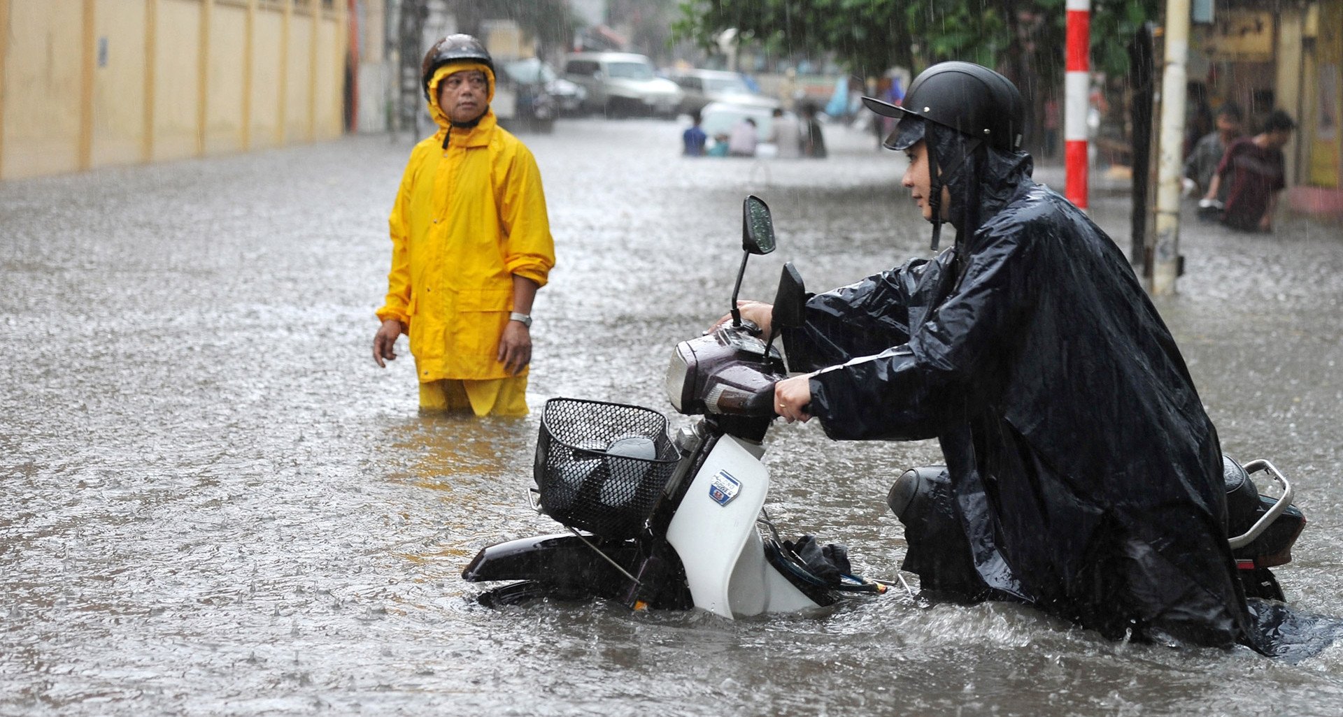 Hanoi weather for the next 3 days: Continuous thunderstorms, risk of flooding