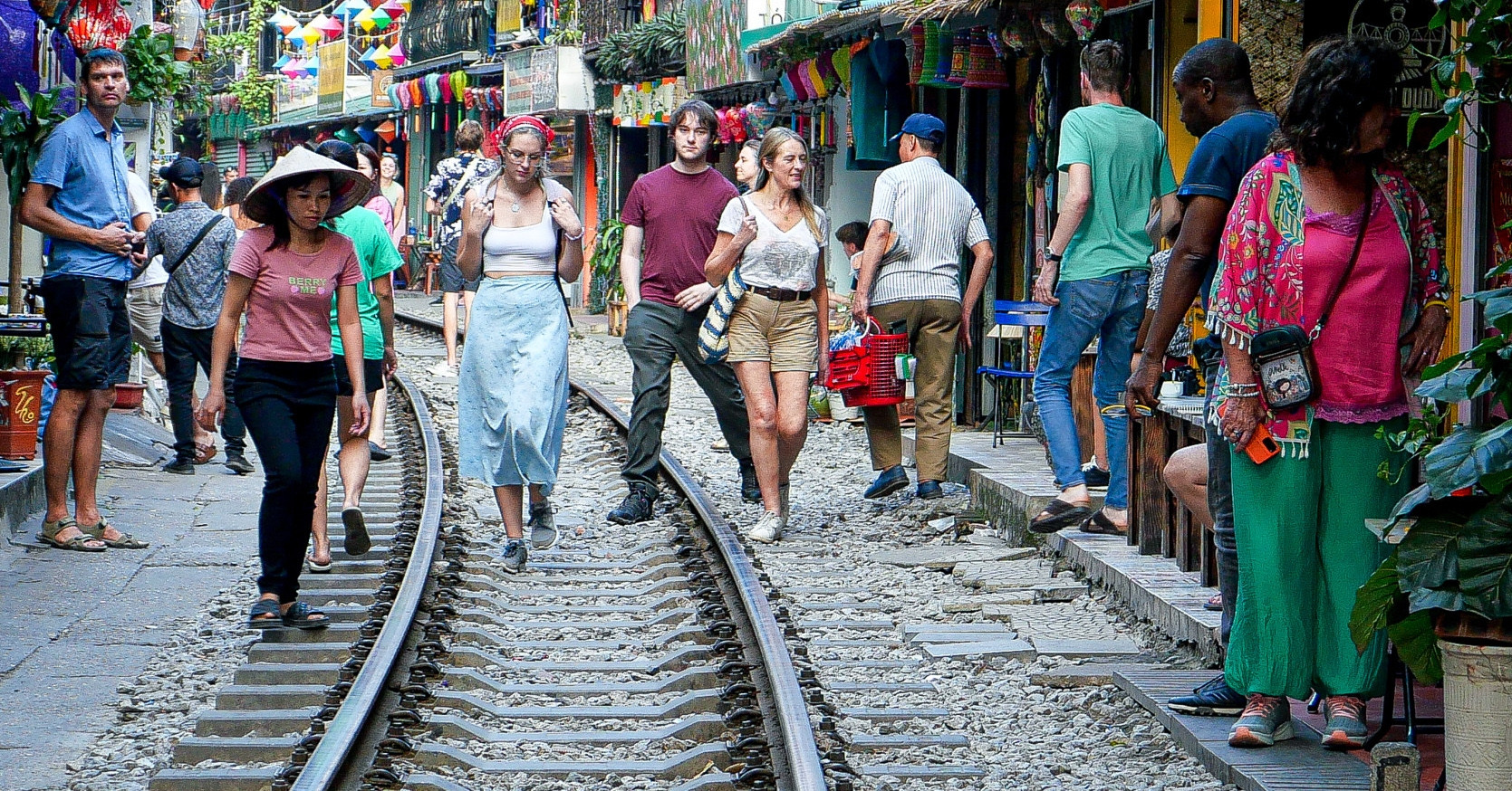 Straßenkaffee im Zug in Hanoi: Sollte er verboten oder kontrolliert werden?