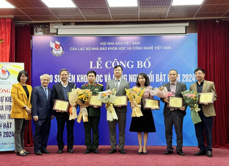 Chairman of the Science and Technology Journalists Club Ha Hong awarded certificates of 10 outstanding Science and Technology events in 2024 to representatives of agencies, units, organizations and individuals - Photo: VGP/Hoang Giang