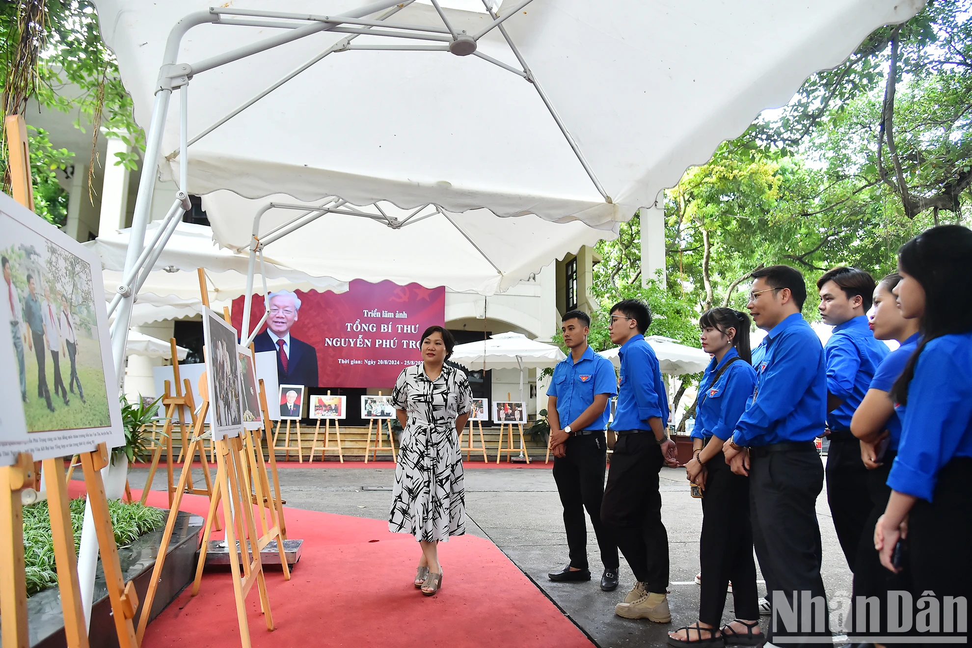 Youth Union members of Dong Hoi commune visit the photo exhibition 