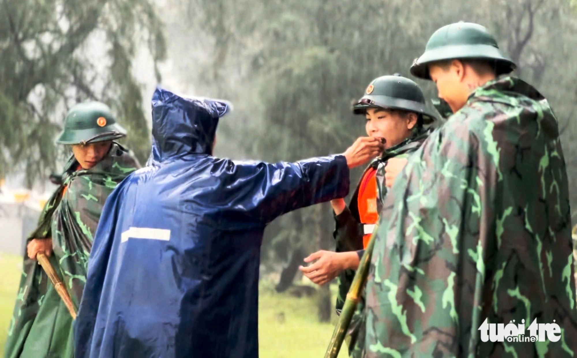 Góp tiền mua mì, nước, bánh lọc tặng bộ đội đắp đê chắn sóng giúp dân trước bão Trà Mi - Ảnh 3.