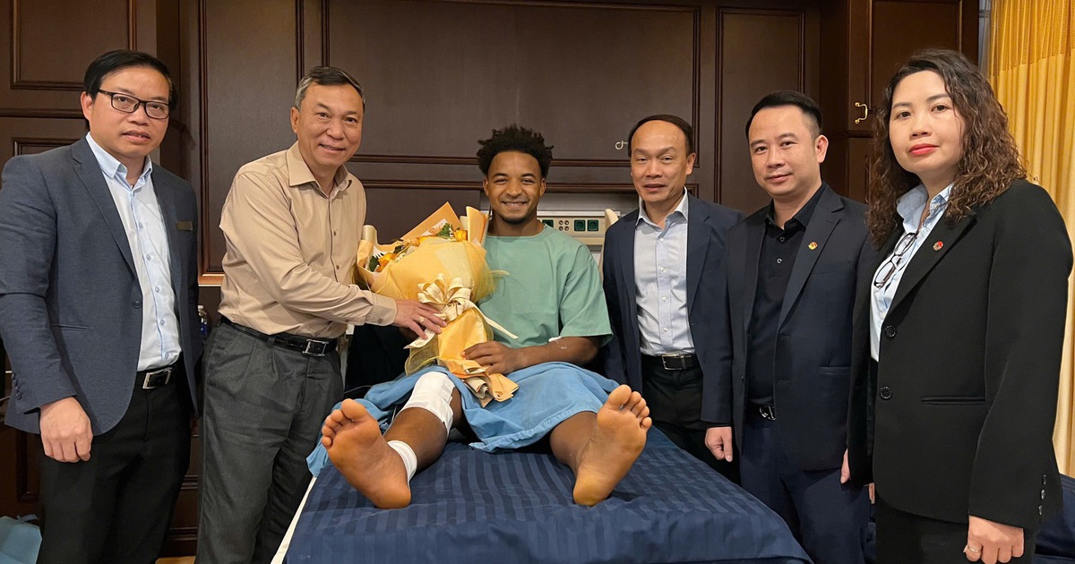 VFF President Tran Quoc Tuan visited striker Xuan Son, conveyed the Prime Minister's words of encouragement.