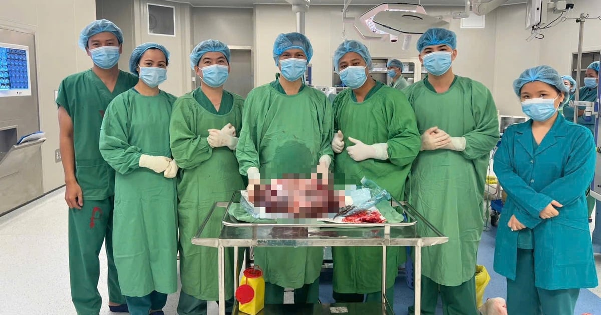 Abnormally large abdomen, difficulty breathing, examination revealed ovarian tumor weighing 15 kg