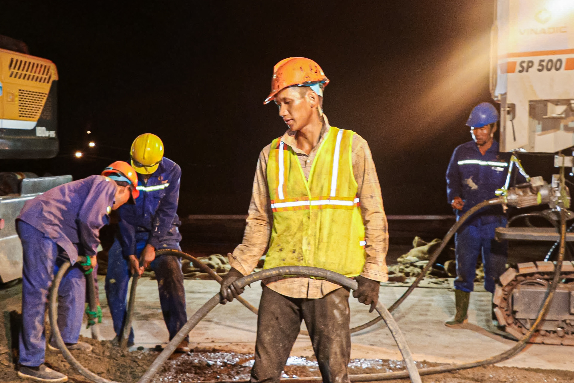 Travaux de construction de nuit sur le chantier de l'aéroport de Long Thanh