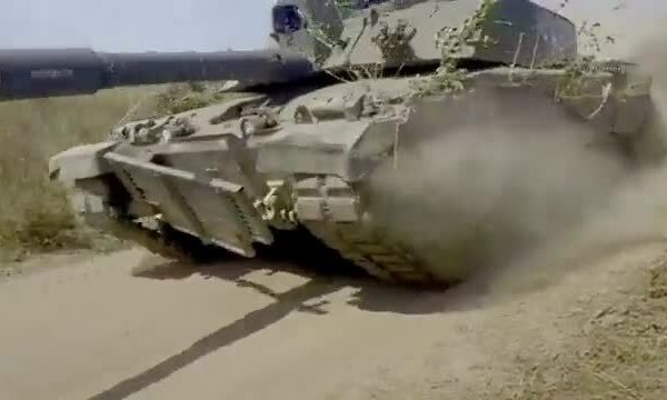 Soldados ucranianos instalan blindaje casero en el tanque Challenger 2